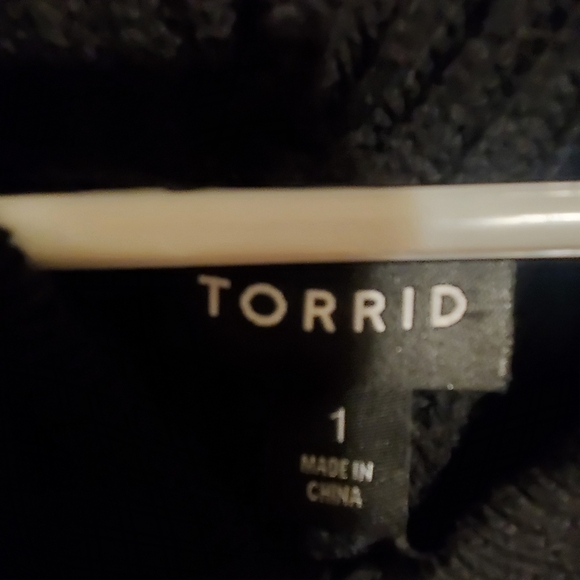 TORRID 1(14/16). BLACK SWEATER KNIT HOODIE. RIBBED LACE UP RAGLAN SLEEVES TUNIC. - Picture 5 of 9